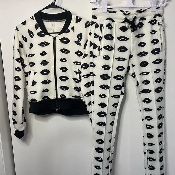 Long sleeve zip front printed jacket and leggings set. - Picture 5 of 8